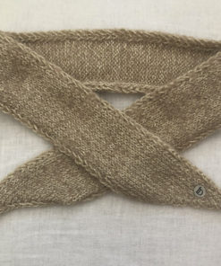 Le headband MON JOHNNY beige & or, collection hiver Protège-Moi est doux, chaud, fabriqué à la main en laine et fil lurex pour une allure rock et casual.