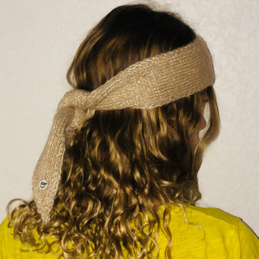 Le headband MON JOHNNY beige & or de la collection hiver Protège-Moi est fabriqué à la main en taille unique.