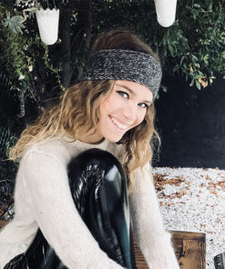 Le headband MON JOHNNY gris anthracite & argent de la collection hiver Protège-Moi IDA DEGLIAME est un modèle lumineux, léger et agréable à porter.