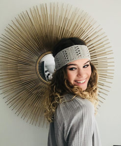 Comme une ode à la Provence, vous porterez avec simplicité et authenticité le headband Kate gris Ida Degliame