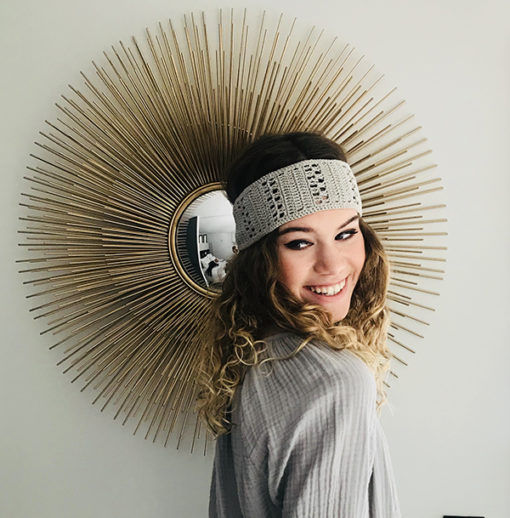 Comme une ode à la Provence, vous porterez avec simplicité et authenticité le headband Kate gris Ida Degliame