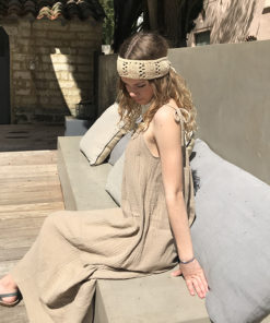 Comme une ode à la Provence, vous porterez avec simplicité et authenticité le headband KATE sable Ida Degliame en toute occasion