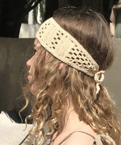 Le headband KATE sable Ida Degliame est fait main et s'attache derrière la tête avec son cordon