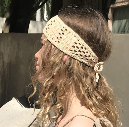 Le headband KATE sable Ida Degliame est fait main et s'attache derrière la tête avec son cordon