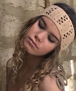 Le headband KATE sable Ida Degliame est un bandeau en crochet 100% coton