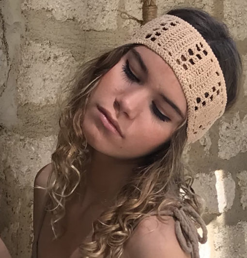 Le headband KATE sable Ida Degliame est un bandeau en crochet 100% coton