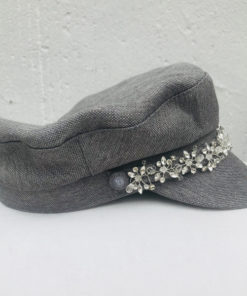 La Casquette de Sète Ida Degliame est un modèle en coton gris et bijou, so chic avec son bijou intégré.