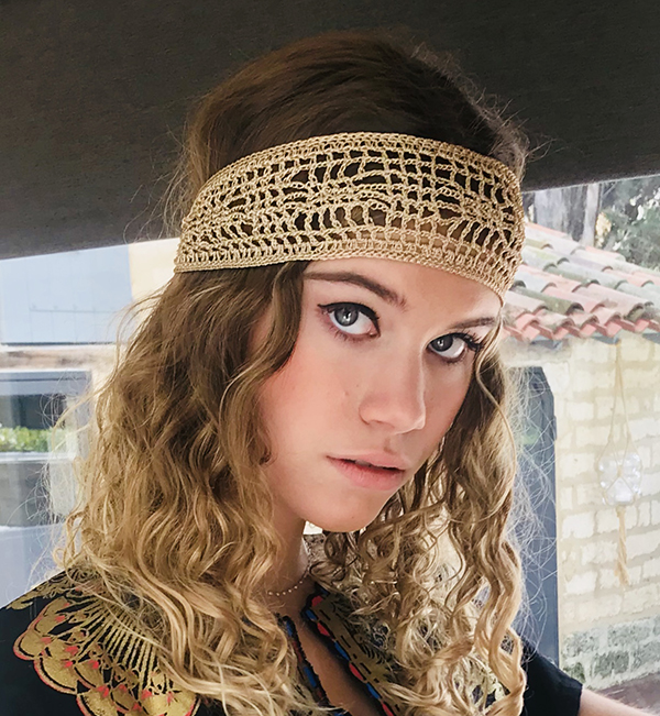 Le headband BOWIE Ida Degliame est un bandeau de crochet couleur bronze