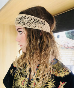 Le headband BOWIE Ida Degliame est fait main, en coton et soie, pour un look bohème chic parfait en vacances