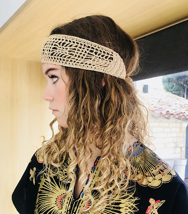 Le headband BOWIE Ida Degliame est fait main, en coton et soie, pour un look bohème chic parfait en vacances