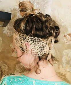 Le headband FORMENTERA Ida Degliame convient à toutes les têtes grâce à son lien coulissant.
