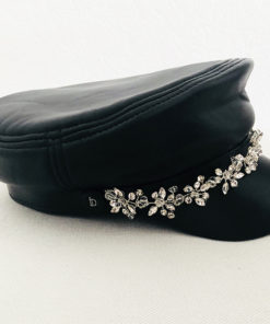 La Casquette des Saintes Ida Degliame est un modèle en cuir noir souple et résistant avec un bijou en strass pour une allure rock, chic, féminine et féministe.