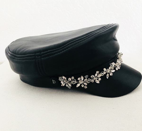 La Casquette des Saintes Ida Degliame est un modèle en cuir noir souple et résistant avec un bijou en strass pour une allure rock, chic, féminine et féministe.