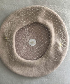 Le béret Bonnie beige rosé poudré est en laine avec une voilette amovible