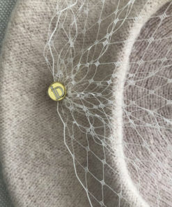 La voilette du béret Bonnie IDA DEGLIAME beige rosé poudré est amovible grâce à ses deux pin’s siglés ID. 
