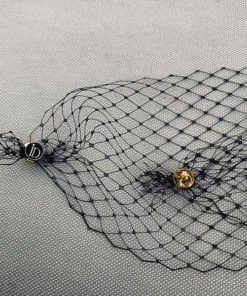 La voilette du béret Bonnie IDA DEGLIAME est amovible grâce à ses deux pin’s siglés ID. 