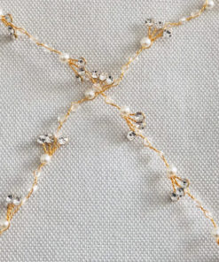 Le headband FANETTE de la collection Epouse-Moi IDA DEGLIAME se compose d’une structure dorée avec des cristaux, des strass, des perles et du tulle.