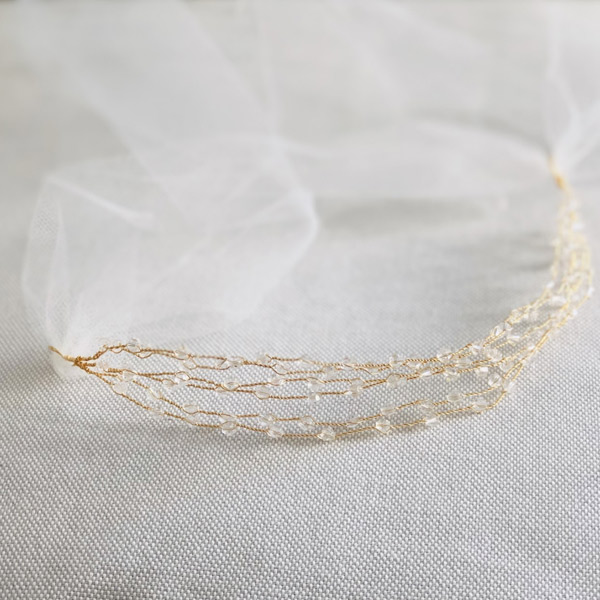 Le headband VENUS IDA DEGLIAME, collection mariage Epouse-Moi, est un modèle minimaliste composé d’une structure dorée et de cristaux. Lien coulissant au choix.