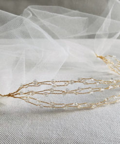 Des cristaux viennent se poser avec parcimonie sur la structure dorée du headband VENUS IDA DEGLIAME collection mariage