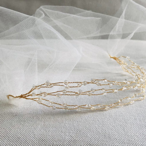 Des cristaux viennent se poser avec parcimonie sur la structure dorée du headband VENUS IDA DEGLIAME collection mariage