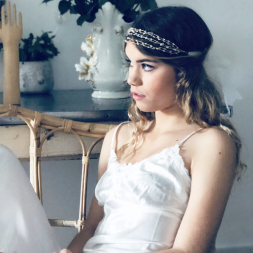 Chanvre, tulle blanc, tulle ivoire, dentelle blanche, à vous de choisir le lien coulissant de votre headband Vénus IDA DEGLIAME pour votre mariage