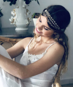 Le headband VENUS de la collection Épouse-Moi IDA DEGLIAME s’adapte à tous les tours de tête avec son lien coulissant