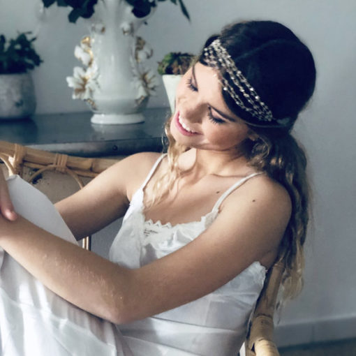 Le headband VENUS de la collection Épouse-Moi IDA DEGLIAME s’adapte à tous les tours de tête avec son lien coulissant