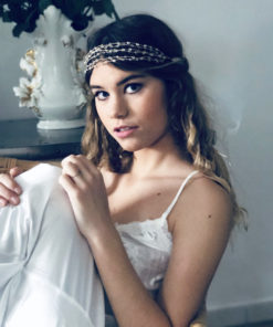 Le headband VENUS de la collection Épouse-Moi IDA DEGLIAME est un modèle minimaliste qui vous accompagnera pour votre cérémonie