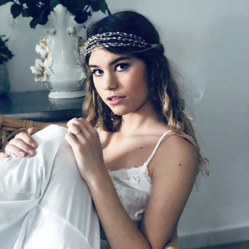 Le headband VENUS de la collection Épouse-Moi IDA DEGLIAME est un modèle minimaliste qui vous accompagnera pour votre cérémonie