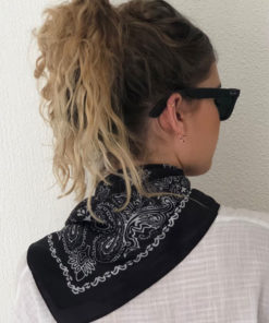 Le foulard MON PETIT SATIN IDA DEGLIAME, avec son imprimé intemporel Bandana, se porte idéalement autour du cou.