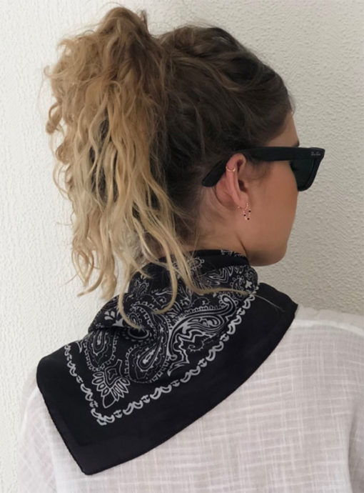 Le foulard MON PETIT SATIN IDA DEGLIAME, avec son imprimé intemporel Bandana, se porte idéalement autour du cou.