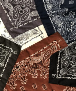 Le foulard MON PETIT SATIN IDA DEGLIAME, imprimé Bandana, en acétate, se décline en 6 coloris et se porte autour du cou, en ceinture ou sur la tête.