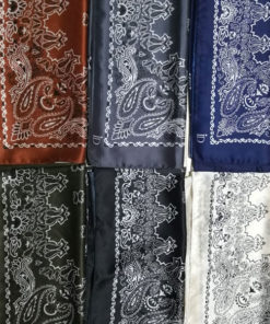 Le foulard MON PETIT SATIN IDA DEGLIAME se décline en 6 coloris au choix : noir, kaki, blue navy, blanc, brique et gris.