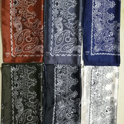 Le foulard MON PETIT SATIN IDA DEGLIAME se décline en 6 coloris au choix : noir, kaki, blue navy, blanc, brique et gris.