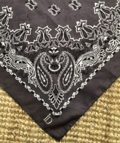 Le foulard MON PETIT SATIN IDA DEGLIAME est en acétate et se décline en gris