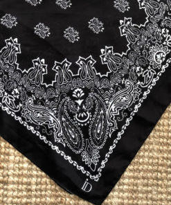 Le foulard MON PETIT SATIN IDA DEGLIAME est en acétate et se décline en noir