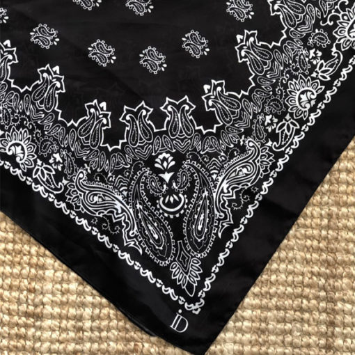 Le foulard MON PETIT SATIN IDA DEGLIAME est en acétate et se décline en noir