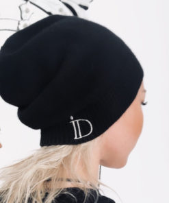 Le bonnet ANITA IDA DEGLIAME, en cachemire de vison, se porte en toute simplicité sur l’arrière pour une allure simple, chic et décontractée.