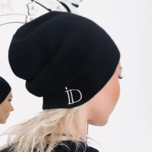 Le bonnet ANITA IDA DEGLIAME, en cachemire de vison, se porte en toute simplicité sur l’arrière pour une allure simple, chic et décontractée.