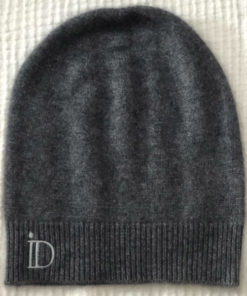 Le bonnet ANITA IDA DEGLIAME en cachemire de vison se porte sur l’arrière pour une allure chic et décontractée. Taille unique. Existe en noir et gris souris.