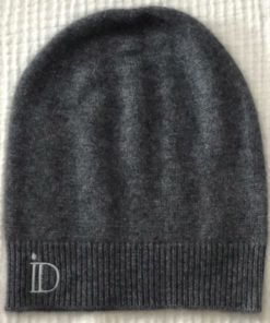 Le bonnet ANITA IDA DEGLIAME en cachemire de vison se porte sur l’arrière pour une allure chic et décontractée. Taille unique. Existe en noir et gris souris.