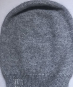 Le bonnet ANITA IDA DEGLIAME gris clair se porte en toute simplicité sur l’arrière