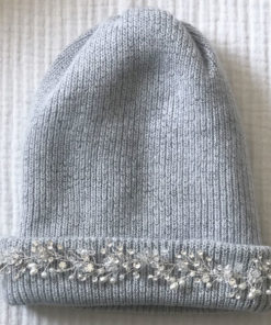 Le bonnet LILA IDA DEGLIAME gris clair est un modèle en laine, cachemire et angora.