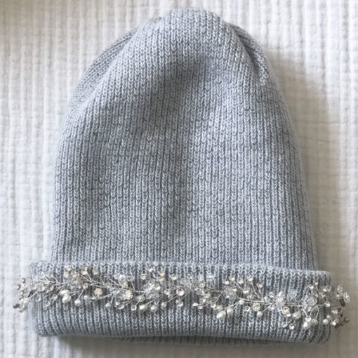 Le bonnet LILA IDA DEGLIAME gris clair est un modèle en laine, cachemire et angora.