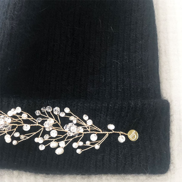 Le bijou en épi du bonnet LILA IDA DEGLIAME noir est amovible grâce à deux pins.
