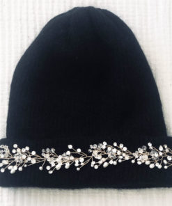 Le bonnet LILA IDA DEGLIAME est un modèle en laine, cachemire et angora avec un bijou amovible grâce à deux pins pour illuminer votre teint cet hiver.
