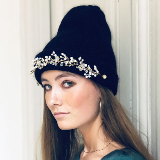 Le bonnet LILA IDA DEGLIAME noir illuminera votre teint grâce à la clarté de ses strass.