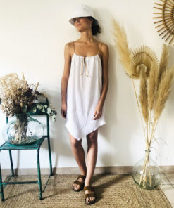 La robe LOU Unie IDA DEGLIAME blanche, de la collection sauvage, est légère comme une seconde peau.