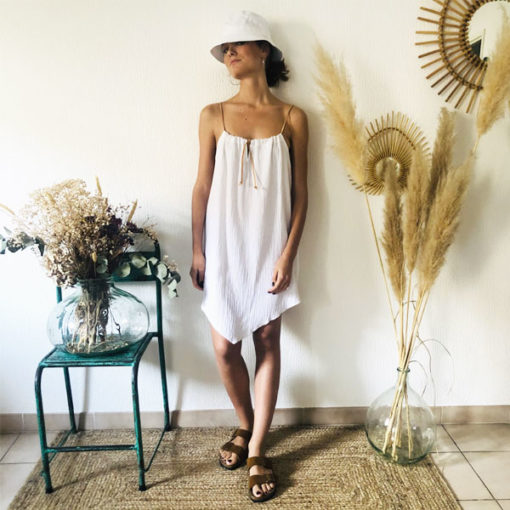 La robe LOU Unie IDA DEGLIAME blanche, de la collection sauvage, est légère comme une seconde peau.