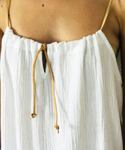 Tout en gaze de coton et lien de cuir coulissant, la robe LOU IDA DEGLIAME blanche est facile à porter.